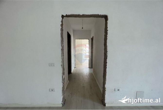 Shtepi ne shitje Apartament ne Tirane, 2+1, Mobilimi Bosh, pa mobiluar, Pagesa 159,000  Euro.