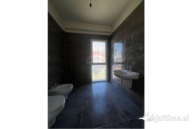 Shtepi ne shitje Apartament ne Tirane, 2+1, Mobilimi Bosh, pa mobiluar, Pagesa 159,000  Euro.