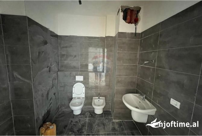 Shtepi ne shitje Apartament ne Tirane, 2+1, Mobilimi Bosh, pa mobiluar, Pagesa 159,000  Euro.