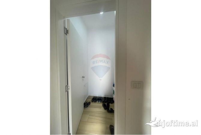 Shtepi ne shitje Apartament ne Tirane, 2+1, Mobilimi Pjeserisht e mobiluar, Pagesa 175,000  Euro.