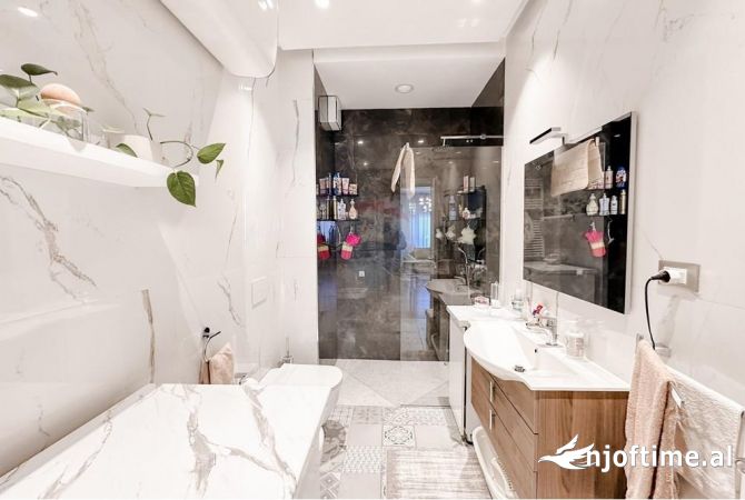 Shtepi ne shitje Apartament ne Tirane, 3+1, Mobilimi E mobiluar, Pagesa 295,000  Euro.