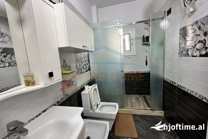 Shtepi ne shitje Apartament ne Tirane, 4+1, Mobilimi E mobiluar, Pagesa 350,000  Euro.