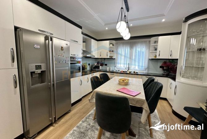 Shtepi ne shitje Apartament ne Tirane, 4+1, Mobilimi E mobiluar, Pagesa 350,000  Euro.