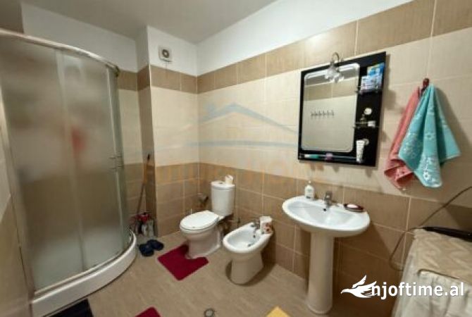 Shtepi ne shitje Apartament ne Tirane, 2+1, Mobilimi E mobiluar, Pagesa 124,000  Euro.