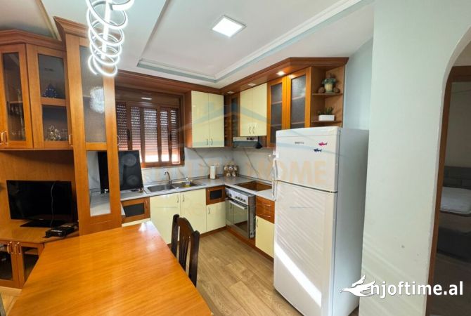Shtepi me qera Apartament ne Tirane, 3+1, Mobilimi E mobiluar, Pagesa 550  Euro.