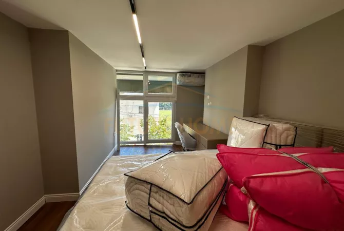 Shtepi ne shitje Duplex(shtepi me 2 kate) ne Tirane, 2+1, Mobilimi E mobiluar, Pagesa 160,000  Euro.