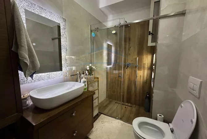 Shtepi ne shitje Apartament ne Tirane, 2+1, Mobilimi E mobiluar, Pagesa 130,000  Euro.