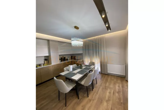 Shtepi ne shitje Apartament ne Tirane, 3+1, Mobilimi E mobiluar, Pagesa 280,000  Euro.