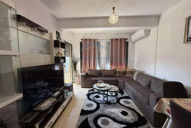 Shtepi me qera Apartament ne Tirane, 2+1, Mobilimi E mobiluar, Pagesa 450  Euro.