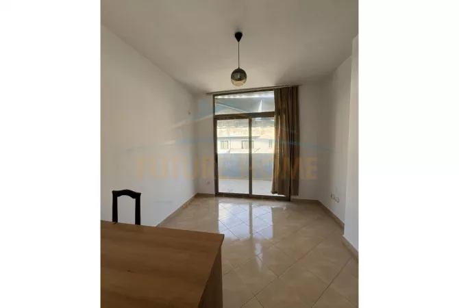 Shtepi me qera Apartament ne Tirane, 3+1, Mobilimi Bosh, pa mobiluar, Pagesa 450  Euro.