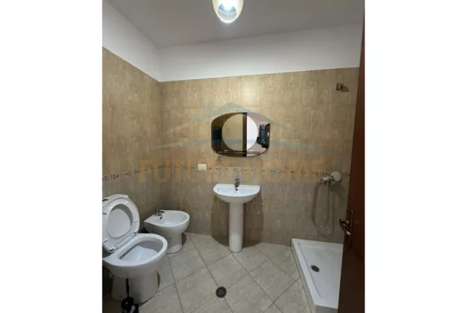 Shtepi me qera Apartament ne Tirane, 3+1, Mobilimi Bosh, pa mobiluar, Pagesa 450  Euro.