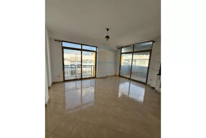 Shtepi me qera Apartament ne Tirane, 3+1, Mobilimi Bosh, pa mobiluar, Pagesa 450  Euro.