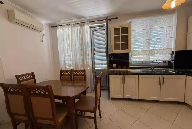 Shtepi me qera Apartament ne Tirane, 2+1, Mobilimi E mobiluar, Pagesa 450  Euro.