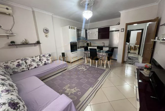 Shtepi me qera Apartament ne Tirane, 2+1, Mobilimi E mobiluar, Pagesa 450  Euro.