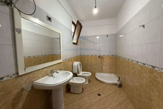 Shtepi me qera 2+1 ne Tirane - 450 Euro