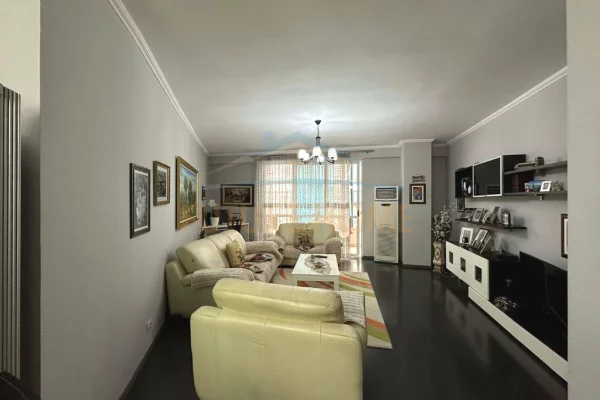 Shtepi ne shitje Apartament ne Tirane, 2+1, Mobilimi E mobiluar, Pagesa 160,000  Euro.