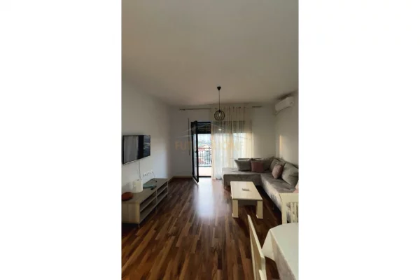 Shtepi me qera Apartament ne Tirane, 2+1, Mobilimi E mobiluar, Pagesa 650  Euro.
