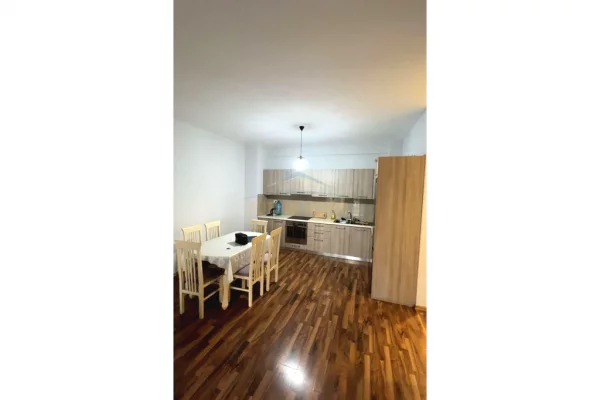 Shtepi me qera Apartament ne Tirane, 2+1, Mobilimi E mobiluar, Pagesa 650  Euro.