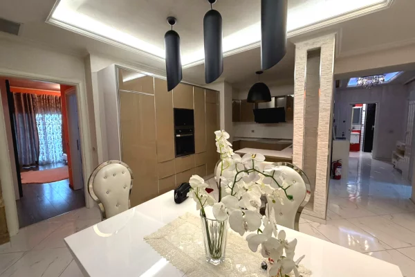 Appartamento in affitto a Tirana 3+1, Arredato