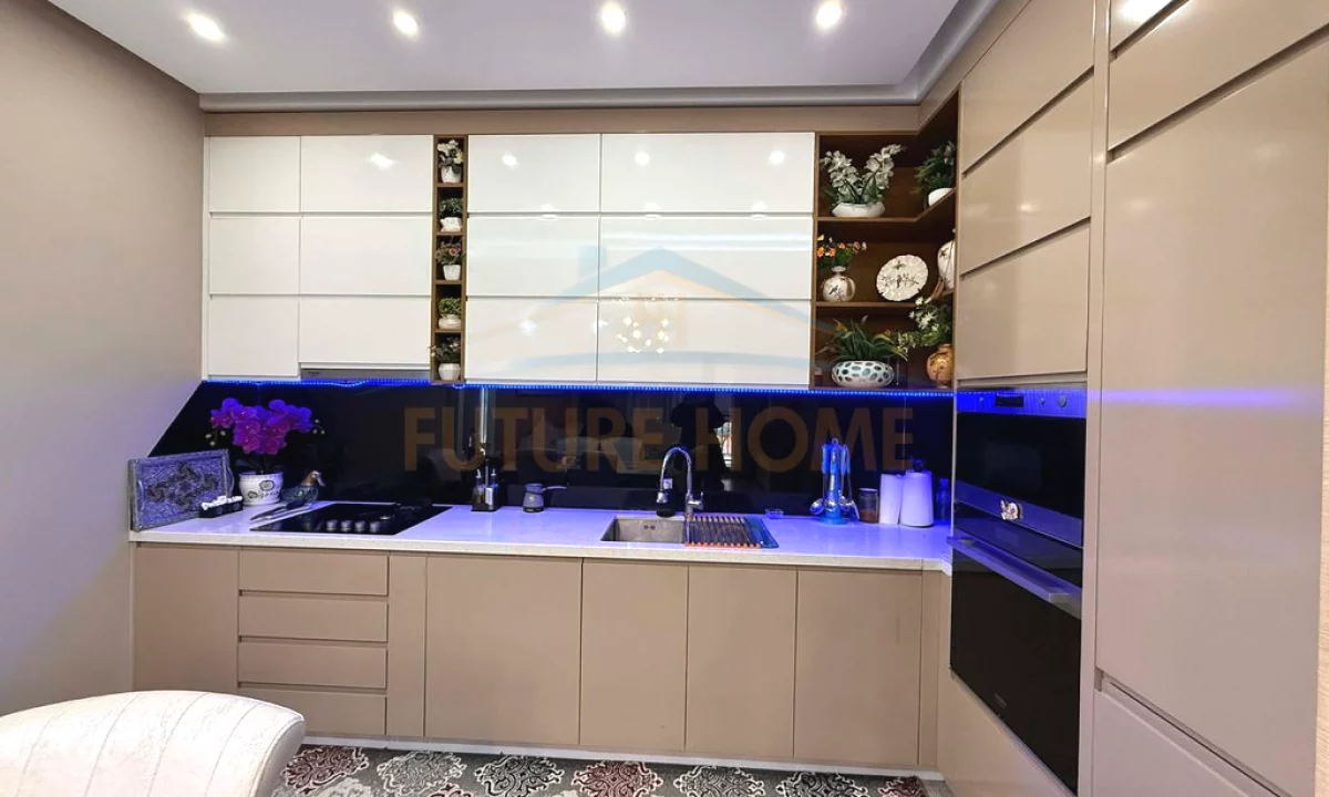 Appartamento in vendita a Tirana 2+1, Arredato