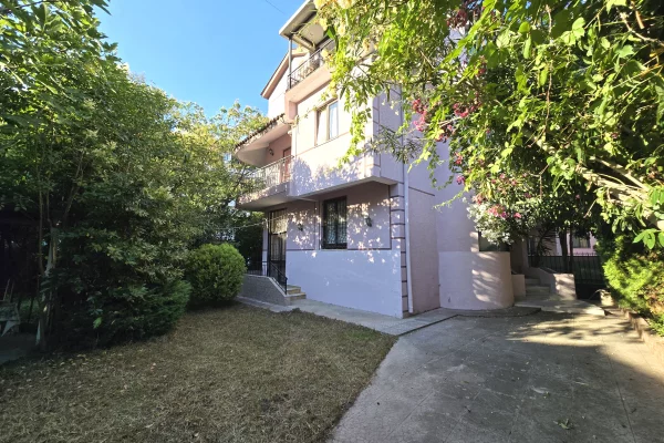 Shtepi ne shitje 3+1 ne Durres - 37,500,000 Leke