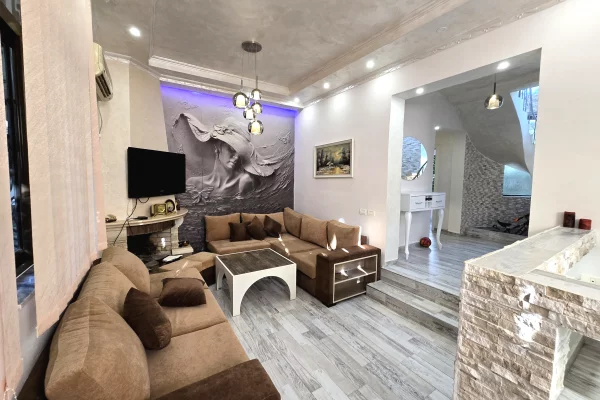 Shtepi ne shitje 3+1 ne Durres - 37,500,000 Leke