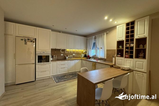 Shtepi me qera 2+1 ne Tirane - 1,350 Euro
