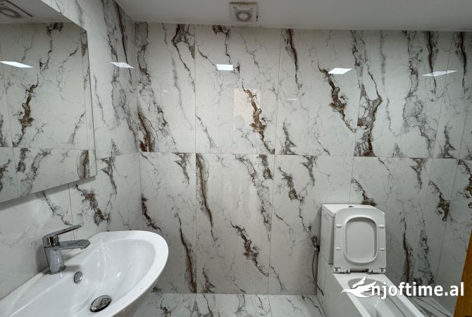 JAPIM ME QIRA AMBJENT KOMERCIAL PRANE SHKOLLES SAMI FRASHERI!