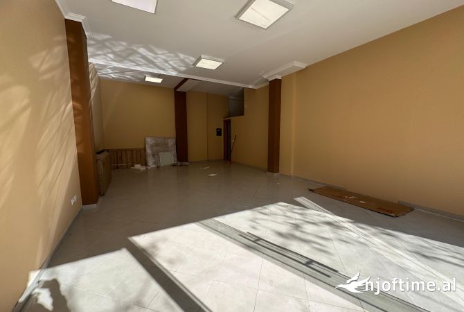 JAPIM ME QIRA AMBJENT KOMERCIAL PRANE SHKOLLES SAMI FRASHERI!
