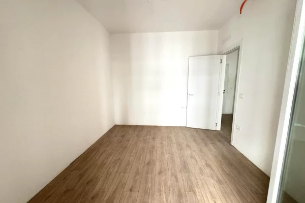 Shtepi ne shitje Apartament ne Tirane, 1+1, Mobilimi Bosh, pa mobiluar, Pagesa 105,000  Euro.