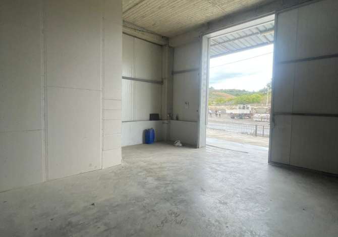 Jepet magazine me qera 700m2 2800Euro prane city park