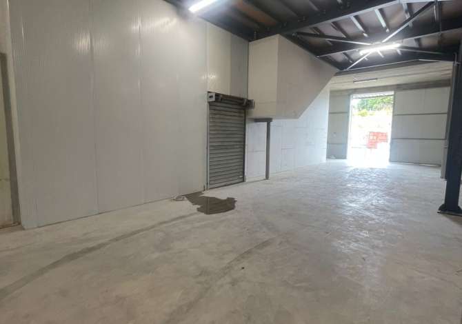 Jepet magazine me qera 700m2 2800Euro prane city park