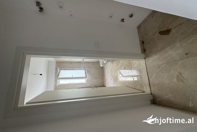 Shtepi ne shitje Apartament ne Tirane, 2+1, Mobilimi Bosh, pa mobiluar, Pagesa 109,000  Euro.