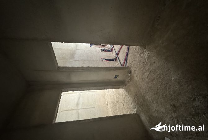 Shtepi ne shitje Apartament ne Tirane, 2+1, Mobilimi Bosh, pa mobiluar, Pagesa 121,500  Euro.