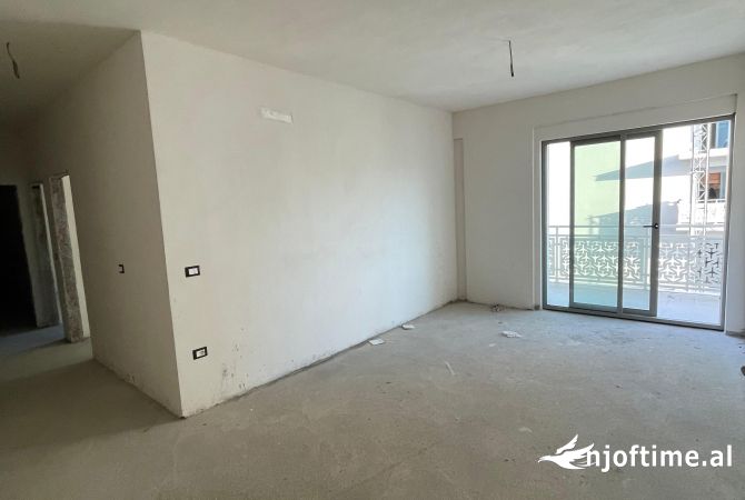 Shtepi ne shitje Apartament ne Tirane, 2+1, Mobilimi Bosh, pa mobiluar, Pagesa 175,000  Euro.