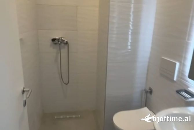 Shtepi ne shitje Apartament ne Tirane, 2+1, Mobilimi E mobiluar, Pagesa 106,000  Euro.