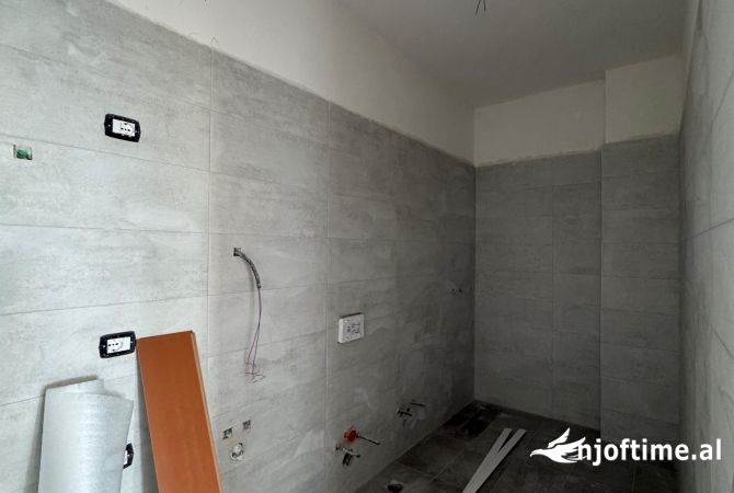 Shtepi ne shitje Apartament ne Tirane, 2+1, Mobilimi Bosh, pa mobiluar, Pagesa 151,000  Euro.