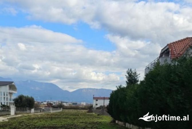 Truall ose Toke ne Tirane - 240,000 Euro