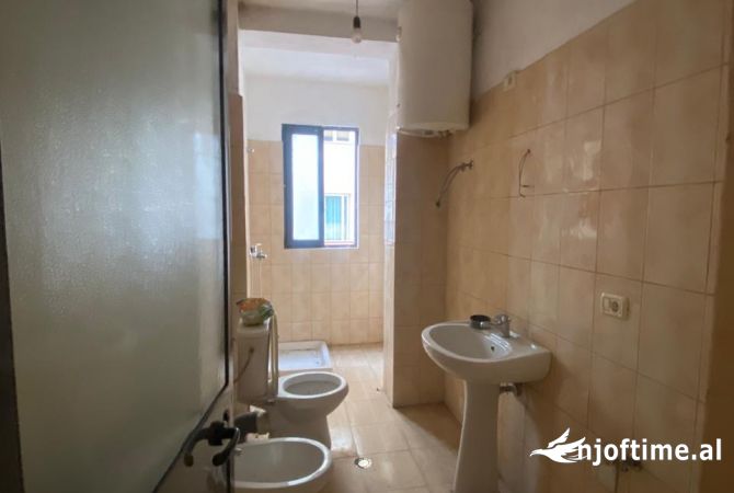 Shtepi ne shitje Apartament ne Tirane, 3+1, Mobilimi Bosh, pa mobiluar, Pagesa 84,000  Euro.