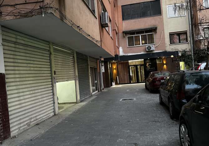 URGJENTE! Shitet ambjent i pershtatshem per biznes, dyqan, magazine ose garazhd, kati 0 !