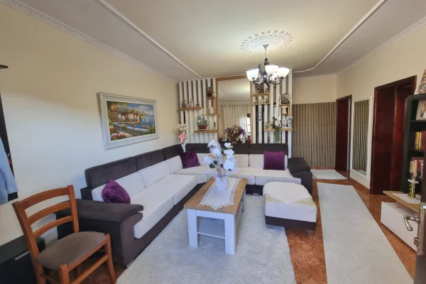 Shtepi ne shitje Shtepi Private ne Tirane, 4+1, Mobilimi E mobiluar, Pagesa 300,000  Euro.