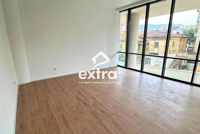 Ambiente Commerciale in Affitto 1+1 a Tirana - 1,000 Euro