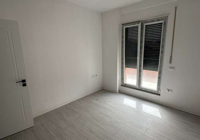 Shtepi ne shitje Apartament ne Tirane, 3+1, Mobilimi Bosh, pa mobiluar, Pagesa 150,000  Euro.