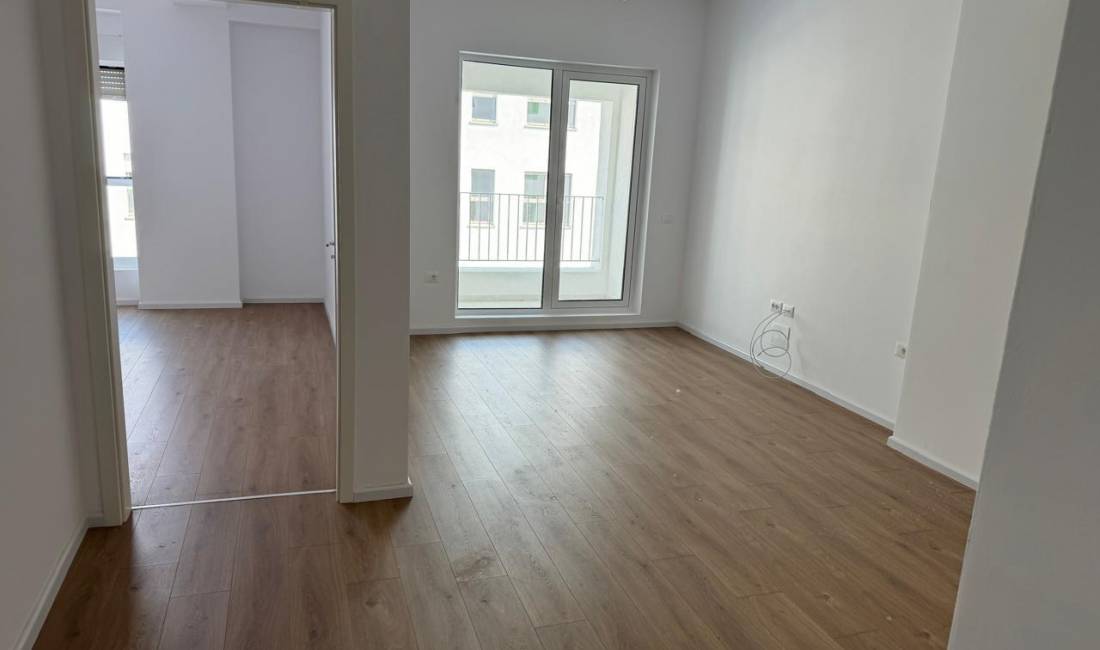 Shtepi ne shitje Apartament ne Tirane, 1+1, Mobilimi Bosh, pa mobiluar, Pagesa 80,000  Euro.