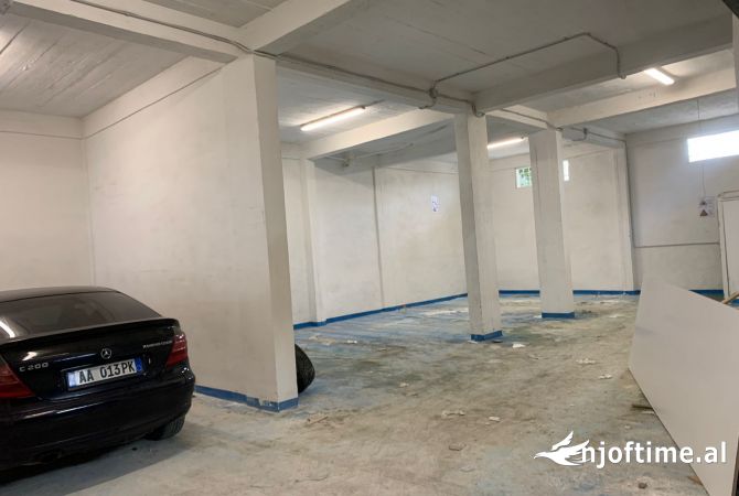 Ambient biznesi me qera 4+1 ne Tirane - 60,000 Leke