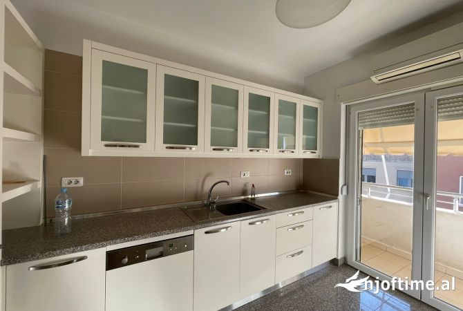 Shtepi me qera 3+1 ne Tirane - 1,500 Euro