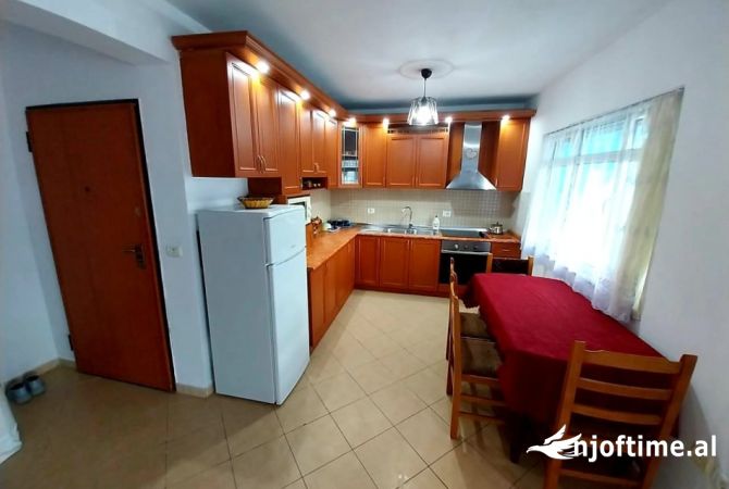 Shtepi me qera Apartament ne Tirane, 2+1, Mobilimi E mobiluar, Pagesa 400  Euro.