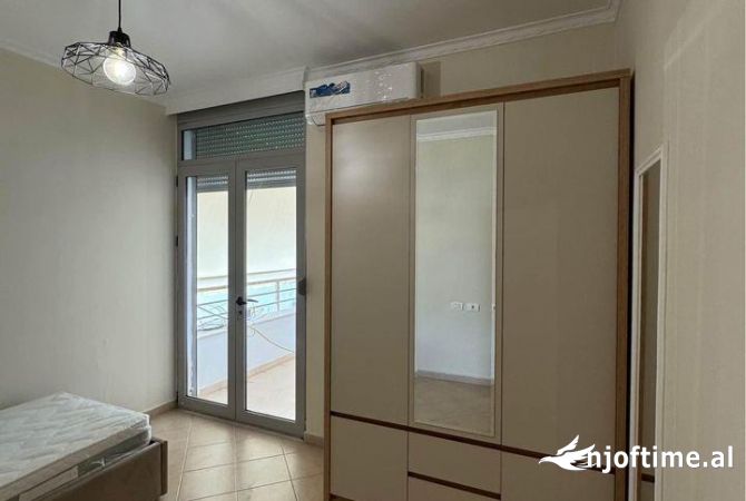 Shtepi me qera Apartament ne Tirane, 3+1, Mobilimi E mobiluar, Pagesa 650  Euro.