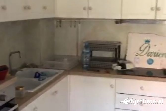 Shtepi ne shitje Apartament ne Tirane, 2+1, Mobilimi E mobiluar, Pagesa 148,000  Euro.