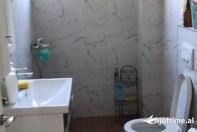 Shtepi ne shitje Apartament ne Tirane, 2+1, Mobilimi E mobiluar, Pagesa 148,000  Euro.